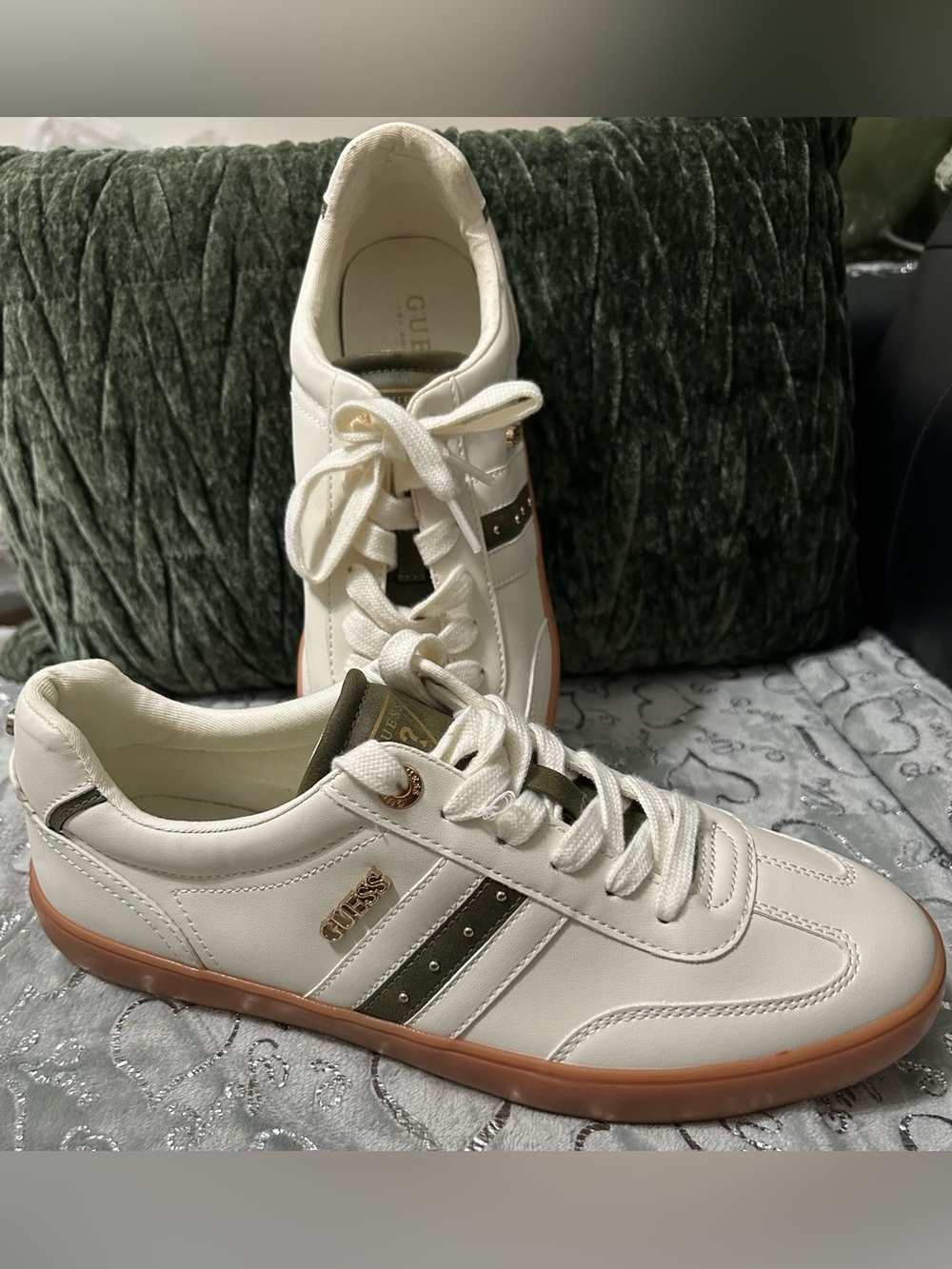 NWOT GUESS Loui-lace up Cream Leather Sneakers with Olive and Gum Sole Size 11W